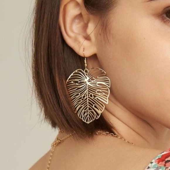 Jewelry - 💖 2/$25 Leaf hollow gold drop earrings